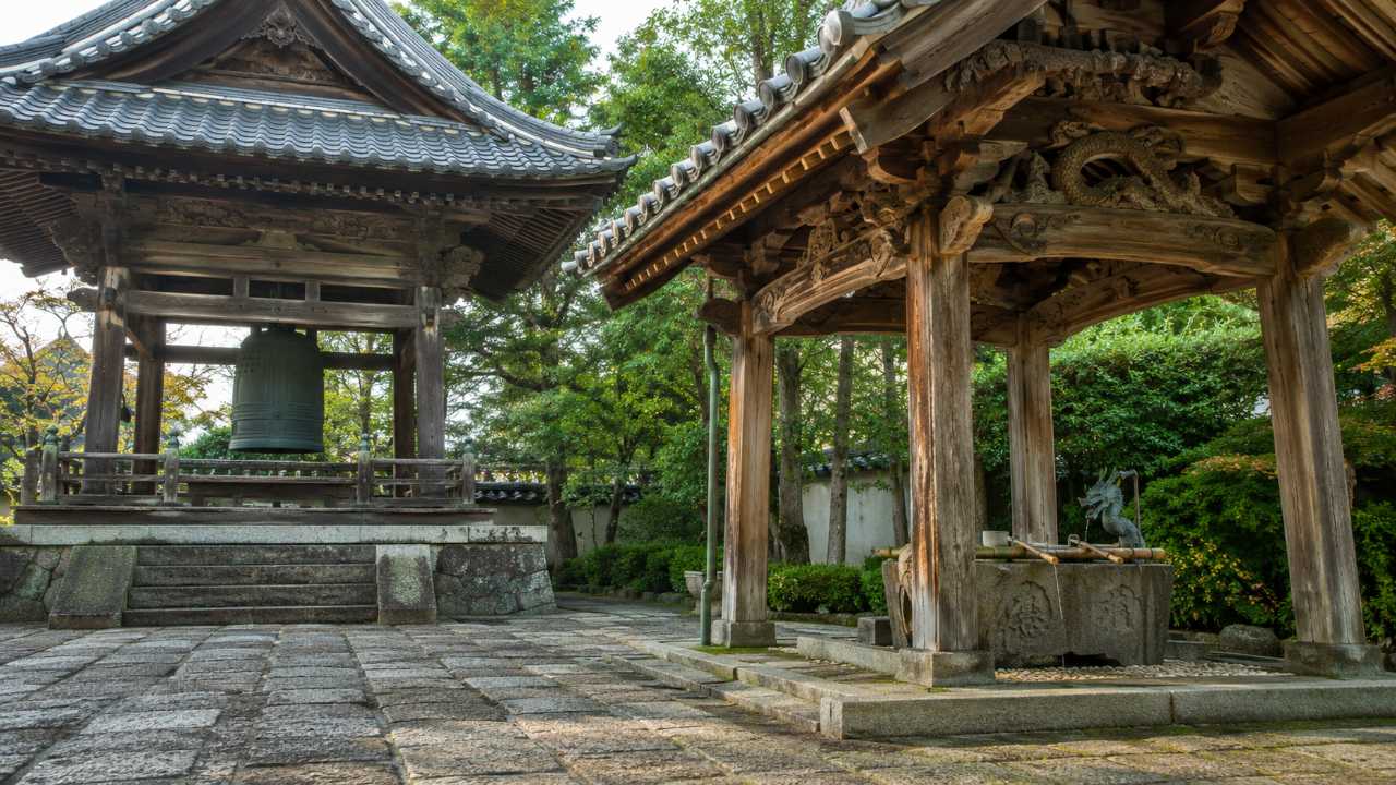 蓮馨寺の梵鐘と水舎を中心にした歴史を感じるカット