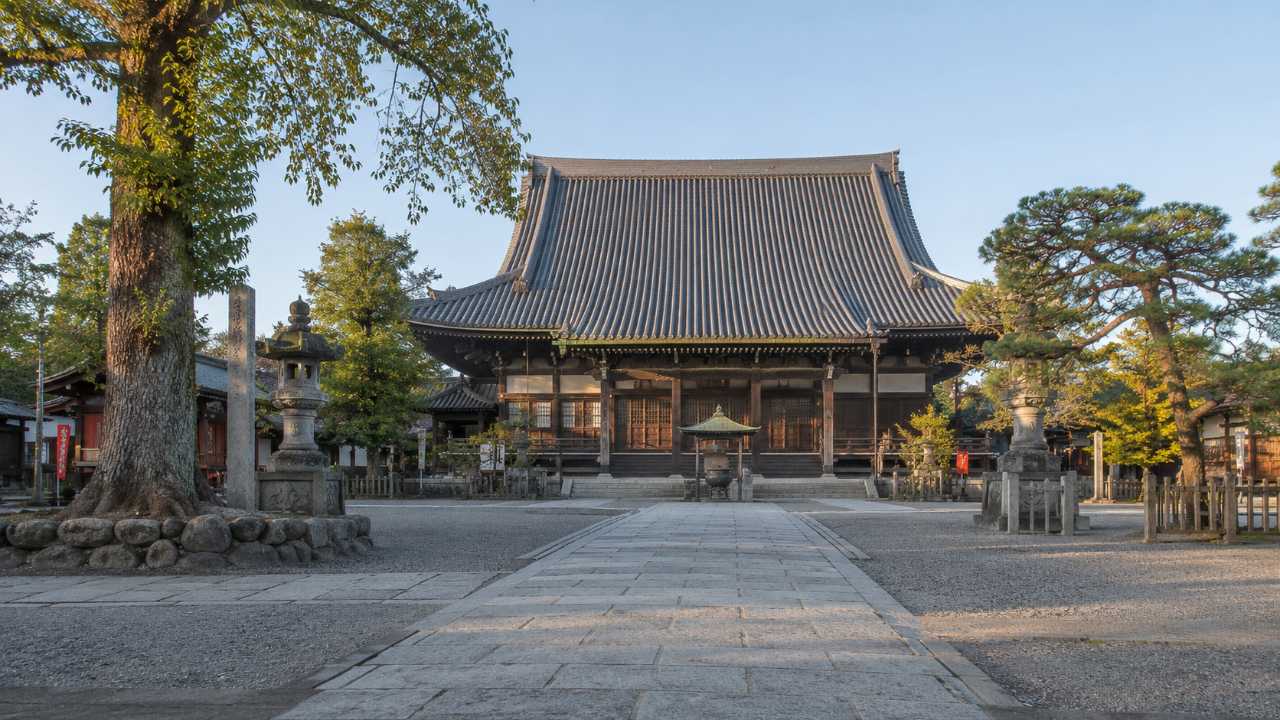 川越の歴史ある寺院「蓮馨寺」をテーマにしたブログ用アイキャッチ画像。落ち着いた境内、瓦屋根の本堂、石畳、やわらかな自然光、観光客が少ない静かな朝の雰囲気