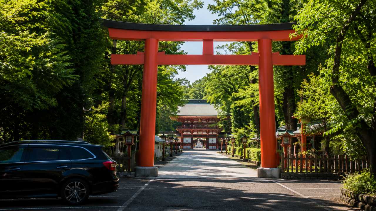 大宮氷川神社をイメージした実写風のブログ用アイキャッチ画像。朱色の鳥居と緑豊かな参道、奥に神社の楼門が見える構図
