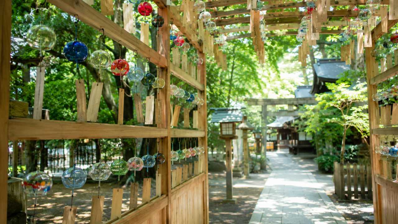 夏の川越氷川神社をイメージしたブログ用アイキャッチ。木組みの風鈴回廊に色とりどりの江戸風鈴