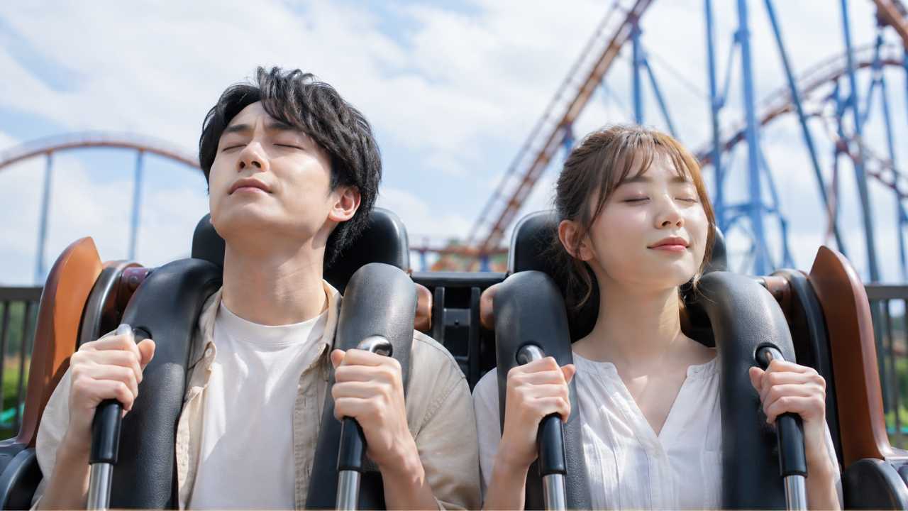 遊園地で乗る前に深呼吸する若い男女
