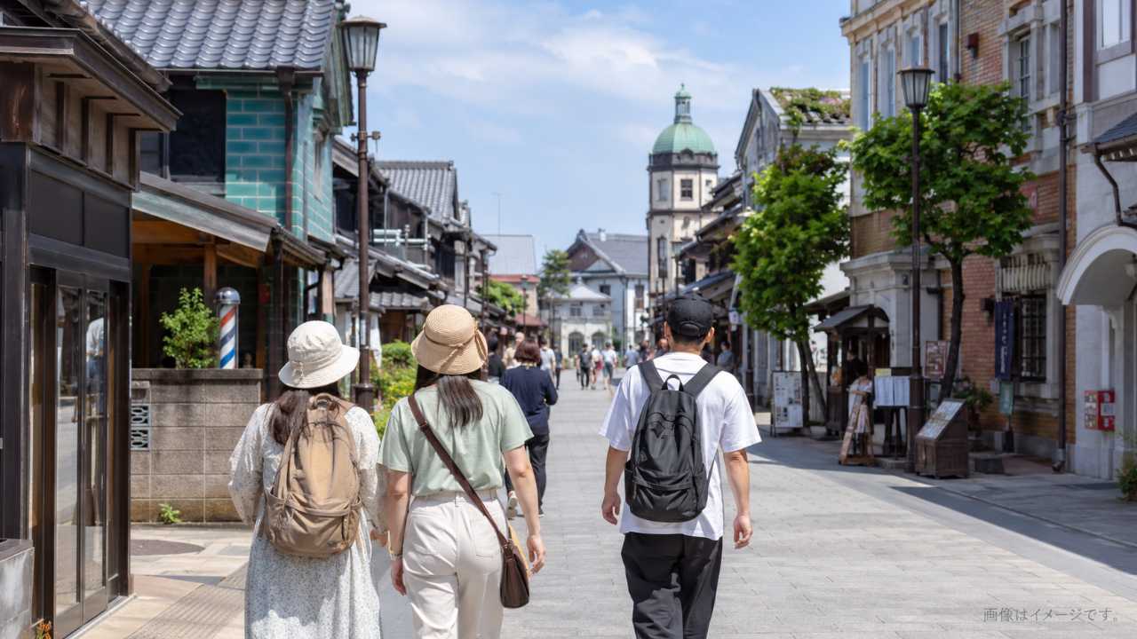 川越小江戸の大正浪漫夢通りを散策しながらランチ候補を探す観光客の後ろ姿