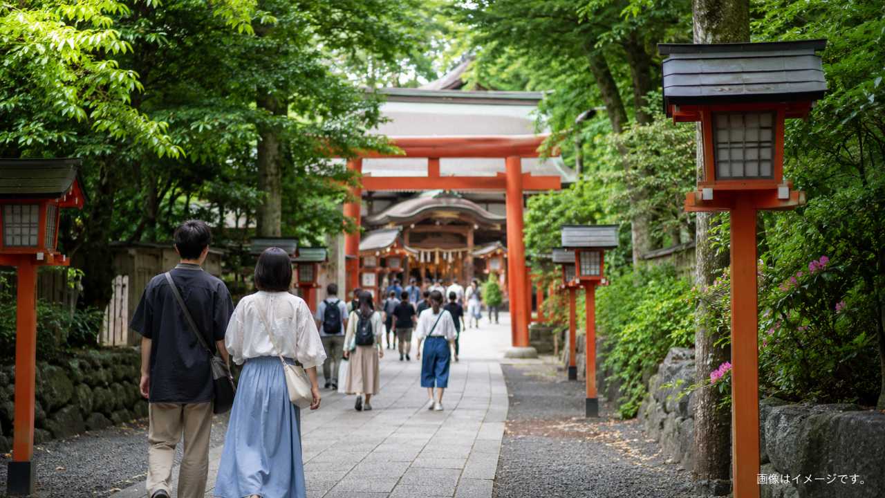 川越氷川神社へ向かう参道と観光客、落ち着いた和の雰囲気