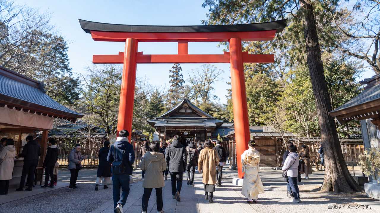 川越氷川神社の初詣をイメージした写真風画像。冬の澄んだ空気、鳥居、参拝する人々、穏やかな正月の雰囲気