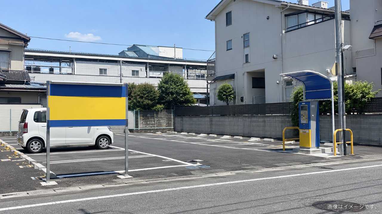 最大料金ありのコインパーキングを探す車と駐車スペースの実写風画像