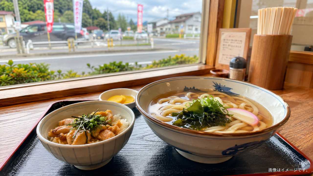 埼玉の幹線道路沿いにある親しみやすい食堂で、うどんとミニ丼のセットがテーブルに置かれている写真風画像