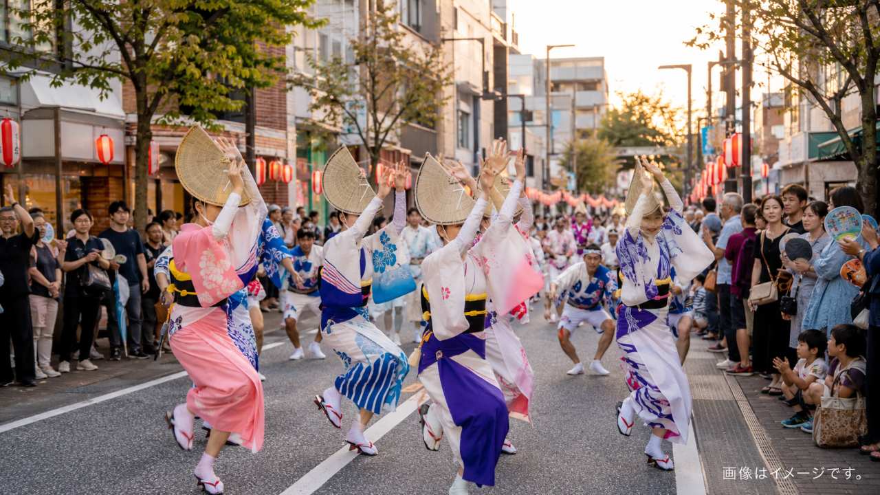 北浦和西口商店街を舞台に、阿波踊りの踊り手が法被や浴衣で踊り