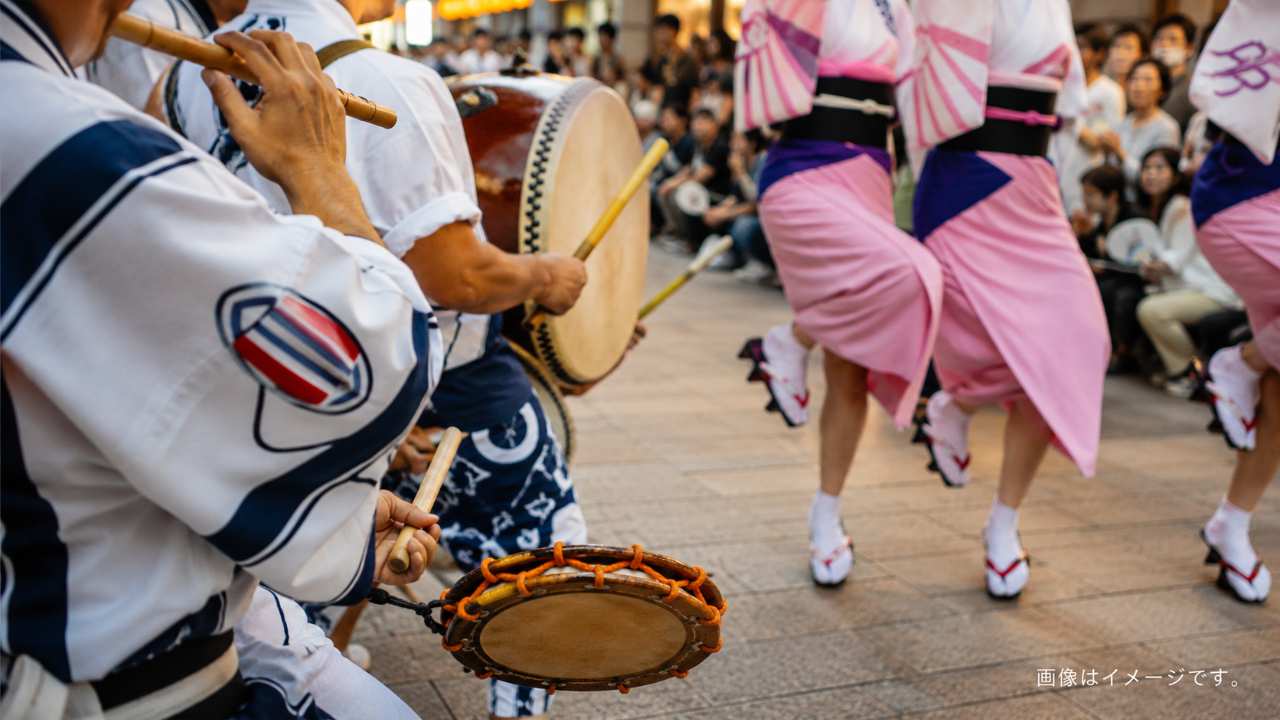 阿波踊りの鳴り物、太鼓、笛、踊り手の足元を印象的に切り取った実写風写真