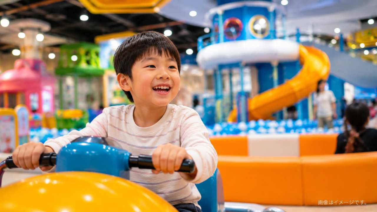 屋内アミューズメント施設で子どもが楽しむ様子