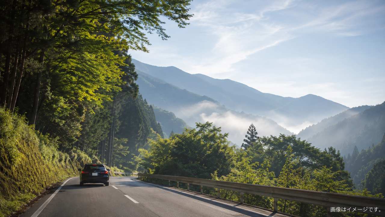 奥秩父の山道を車で進む旅の写真風イメージ