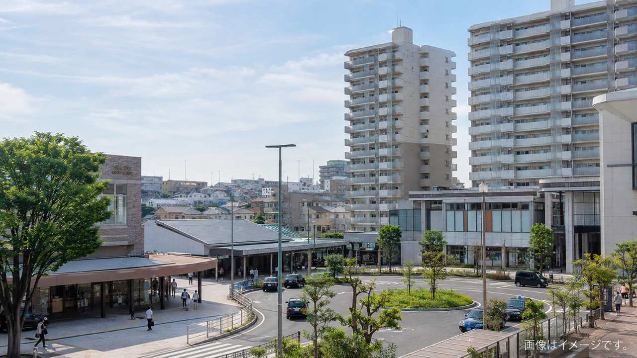 南浦和駅周辺の落ち着いた街並み、駅前ロータリー、買い物施設、住宅街の雰囲気