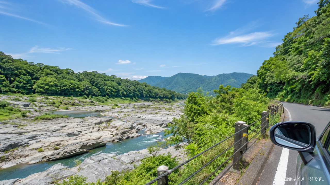 長瀞の岩畳と荒川の渓谷を眺めるドライブ旅行のイメージ