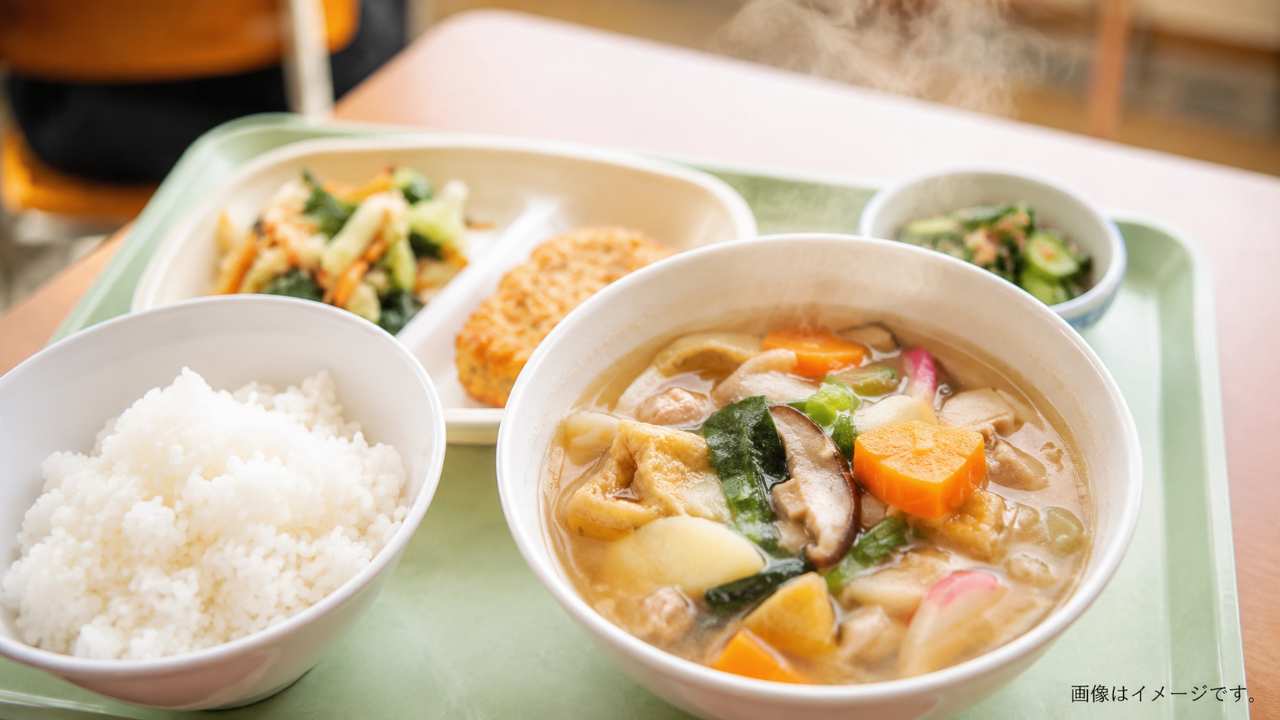 具だくさんのつみっこ汁とご飯、副菜が並ぶ埼玉の郷土料理給食のイメージ