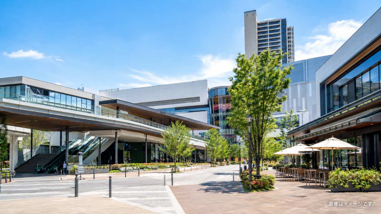 所沢駅周辺の駅前風景をイメージしたブログ用アイキャッチ。駅ビル、ショッピング施設、カフェ、映画館を連想できる都会的で明るい雰囲気