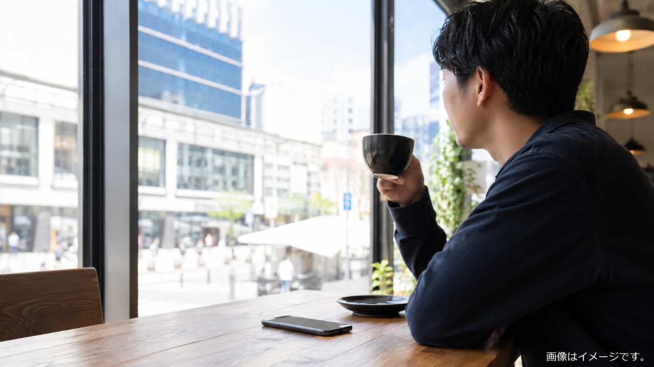 大宮駅近くの朝カフェで、コーヒーとスマートフォンを置いて待ち時間を過ごす人物のイメージ