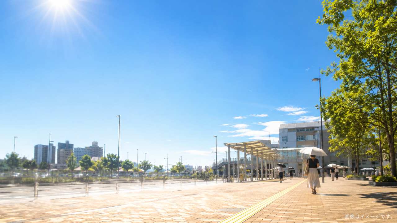 真夏の埼玉県熊谷市を表現したブログ用アイキャッチ画像。強い太陽光が降り注ぐ熊谷駅周辺の街並み