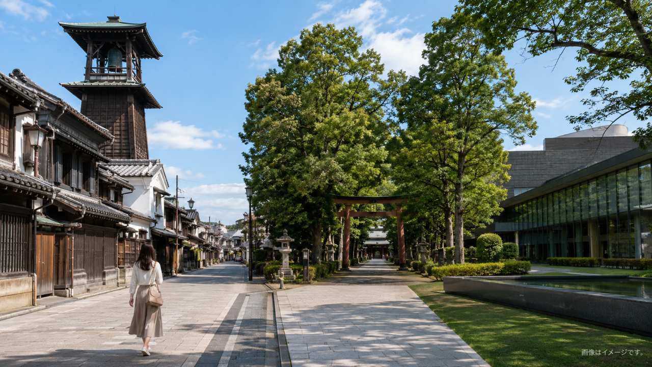 埼玉県で一人のお出かけを楽しむ20代から40代の日本人女性の後ろ姿、川越の蔵造りの町並みと時の鐘、大宮の緑豊かな神社参道、落ち着いた美術館を自然につないだ写真風の構図