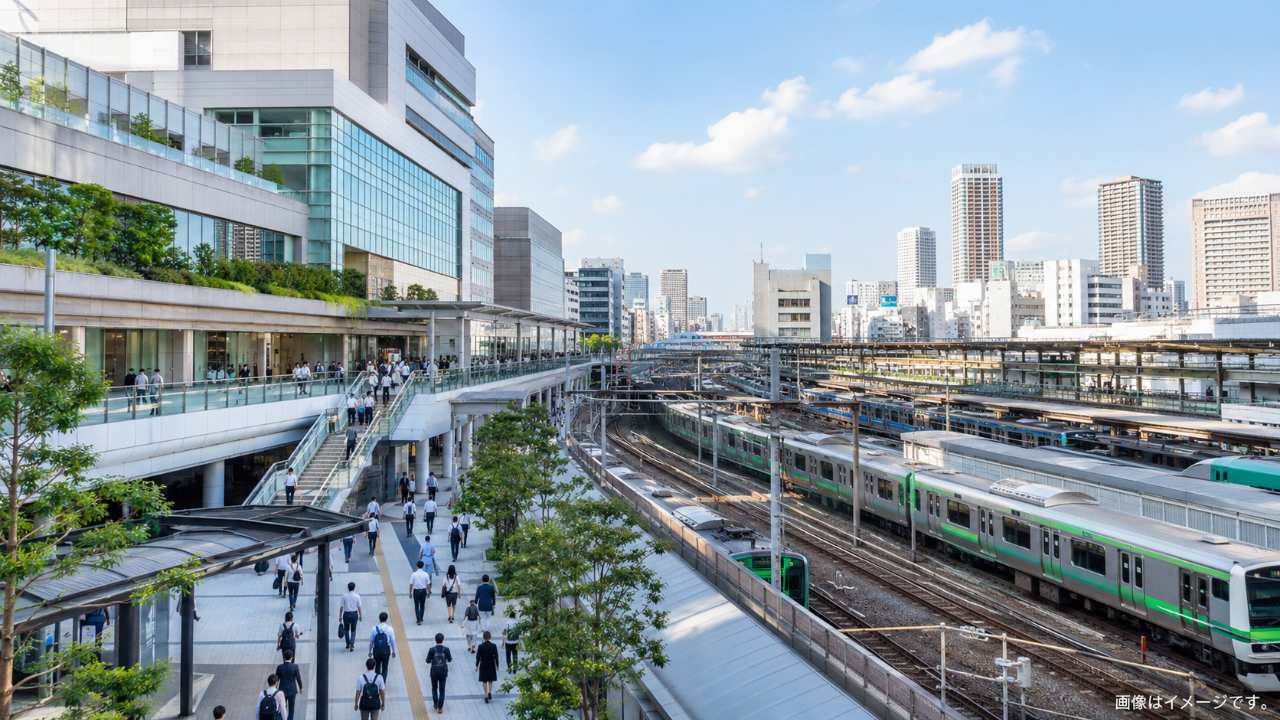 大宮駅周辺をイメージした活気ある都市風景、複数の鉄道路線と駅ビル、行き交う通勤客を自然に配置