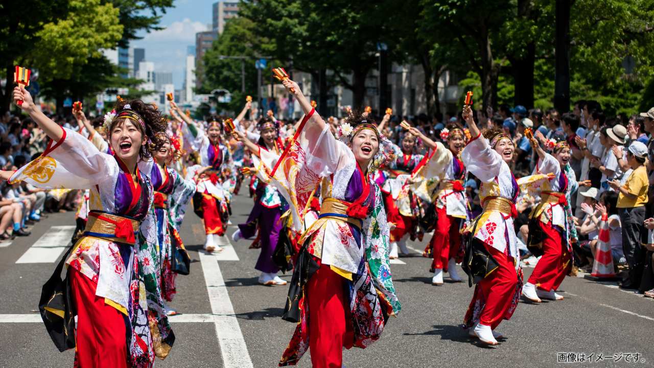 日本の夏祭りの大通りで、華やかな衣装を着た複数のよさこいチームが鳴子を手に流し踊りを披露する実写写真風