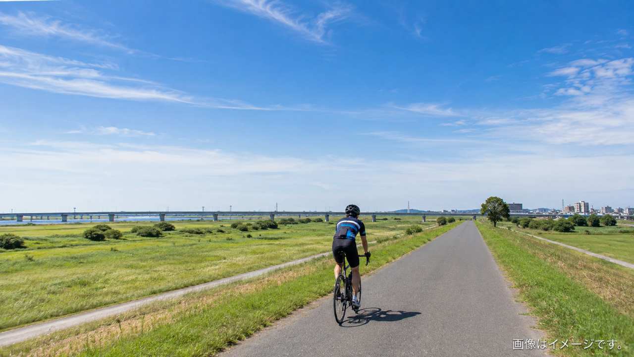 荒川沿いの開放的なサイクリングロードと河川敷の景色
