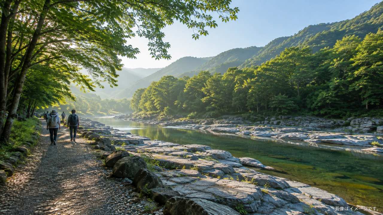 長瀞の岩畳と清流、森林が広がる夏の渓谷風景
