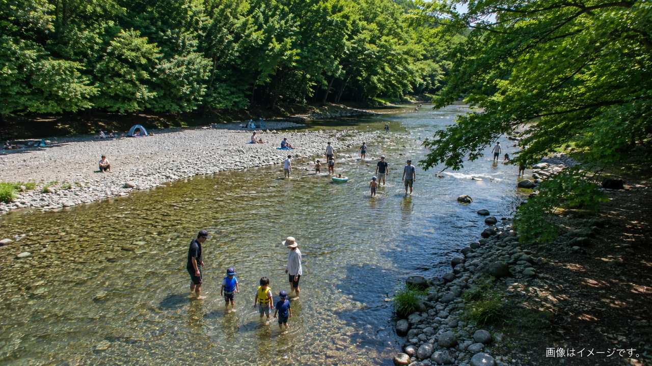 秩父の森に囲まれた滝と渓流を歩く夏の避暑散策
